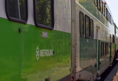 5 Ekim 2024 'te Doğu Gwillimbury Ontario Kanada' daki GO treninde metro işareti