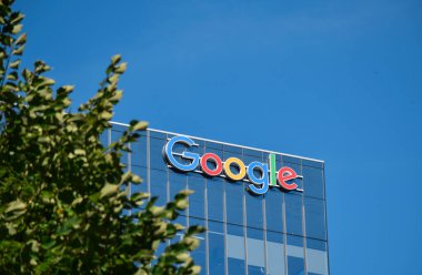 5 Ekim 2024 'te Toronto Ontario Kanada şehir merkezindeki bir binada Google işareti