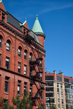 Toronto Ontario Kanada 'daki ünlü tarihi Gooderham veya Flatiron binasının yan görüntüsü 5 Ekim 2024