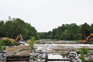 21 Ağustos 2021 - Calgary, Alberta, Kanada: Louise Köprüsü 'nden Calgary manzaralı Bow River' da ağır makineli inşaat sahası