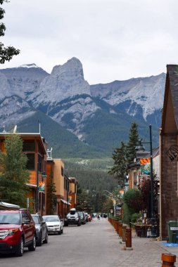 Banff, Alberta, Kanada - 23 Ağustos 2021: Banff kasabasında park etmiş arabalı küçük cadde manzarası