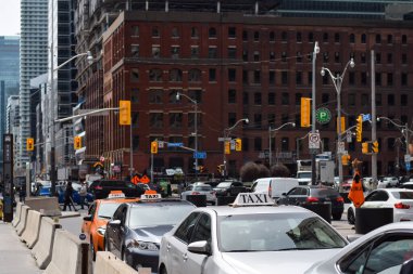 Toronto şehir merkezindeki Union İstasyonu 'nun önünde taksi kuyruğa girdi.