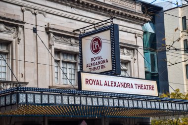 Toronto, Ontario, Kanada - 30 Ekim 2022: Royal Alexandra Tiyatrosu girişi
