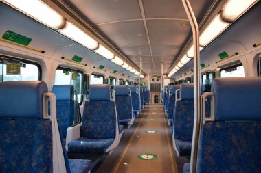 Aurora, Ontario, Kanada - 30 Ekim 2022: GO treninde boş koltuklar