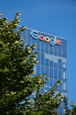 5 Ekim 2024 'te Toronto Ontario Kanada şehir merkezindeki bir binada Google işareti