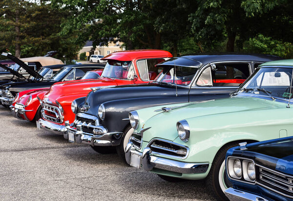Линия припаркованных винтажных ретро-автомобилей