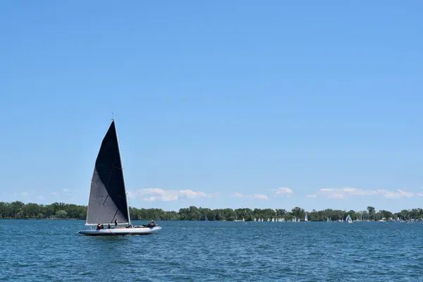 4 Haziran 2022 - Toronto, Ontario, Kanada: Toronto şehir merkezinde Ontario Gölü 'nde yelkenli teknedeki insanlar