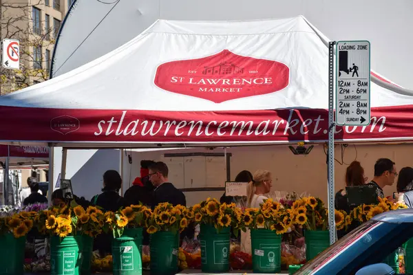 5 Ekim 2024 'te Toronto şehir merkezindeki St. Lawrence pazarında çiçek pazarı