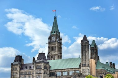 2 Eylül 2019 - Ottawa, Ontario, Kanada: Ottawa Kanada 'daki Parliament Hill hükümet binasının yan görüntüsü