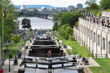 1 Eylül 2019 - Ottawa, Ontario, Kanada: Turistlerle dolu Ottawa Locks ve Ottawa Nehri manzarası