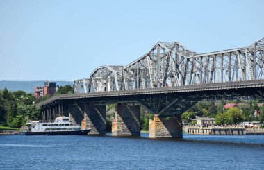 31 Ağustos 2018 - Ottawa, Ontario, Kanada: Ottawa Nehri 'ndeki Alexandra Köprüsü' nün altındaki Capital Cruises teknesinin görüntüsü