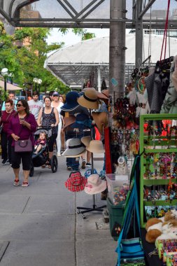 1 Eylül 2019 - Ottawa, Ontario, Kanada: ByWard Market 'te sokak satıcıları arasında yürüyen kalabalık