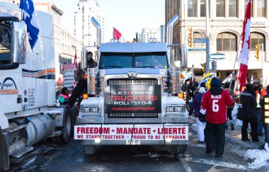 Ottawa, Ontario, Kanada - 5 Şubat 2022: Özgürlük Konvoyu 'nda pandemik kısıtlamalara ve talimatlara karşı protesto gösterileri ve protestocularla dolu büyük bir kamyon