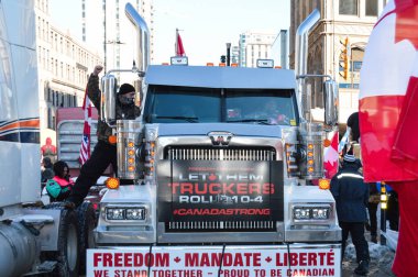 Ottawa, Ontario, Kanada - 5 Şubat 2022: Özgürlük Konvoyu 'nda pandemik kısıtlamalara ve talimatlara karşı protesto gösterileri ve protestocularla dolu büyük bir kamyon