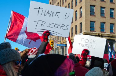 Ottawa, Ontario, Kanada - 5 Şubat 2022: Pandemik kısıtlamalara ve talimatlara karşı Özgürlük Konvoyu 'nda imza atan kamyoncular