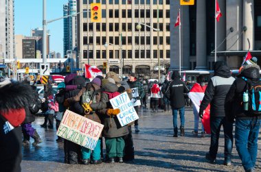 Ottawa, Ontario, Kanada - 5 Şubat 2022: Özgürlük Konvoyu 'nda pandemik kısıtlamalara ve talimatlara karşı gösteri yapan ve tabela tutan insanlar