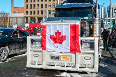 Ottawa, Ontario, Kanada - 5 Şubat 2022: Özgürlük Konvoyu 'nda Kanada bayrağı taşıyan büyük bir kamyonun önü