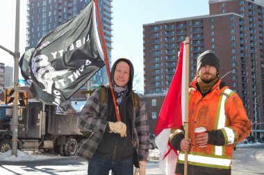 Ottawa, Ontario, Kanada - 5 Şubat 2022: Özgürlük Konvoyu 'nda bayraklı protestocular pandemik kısıtlamalara ve talimatlara karşı protesto gösterileri