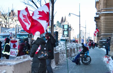 Ottawa, Ontario, Kanada - 5 Şubat 2022: Özgürlük Konvoyu 'nda Kanada bayraklı insanlar pandemik kısıtlamaları ve talimatları protesto ettiler