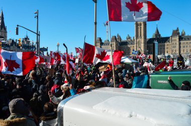 Ottawa, Ontario, Kanada - 5 Şubat 2022: Özgürlük Konvoyu 'ndaki Meclis Tepesi binası önündeki protestocular pandemik kısıtlamalara ve talimatlara karşı protesto gösterisi