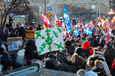 Ottawa, Ontario, Kanada - 5 Şubat 2022: Özgürlük Konvoyu 'ndaki protestocular pandemik kısıtlamaları ve talimatları protesto ettiler
