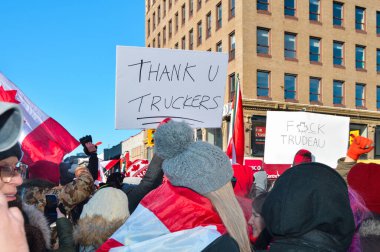 Ottawa, Ontario, Kanada - 5 Şubat 2022: Pandemik kısıtlamalara ve talimatlara karşı Özgürlük Konvoyu 'nda imza atan kamyoncular