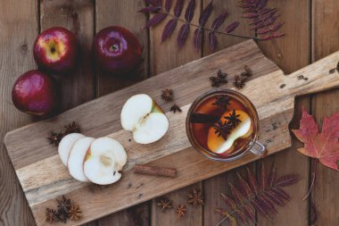 Elma ve baharatlı bir bardak çay.