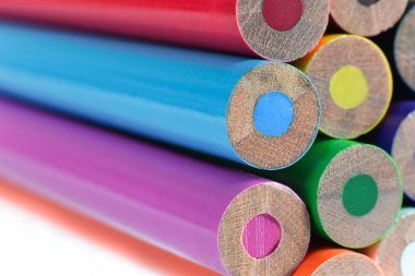 Renkli açılmamış kalemler makro yakın plan beyaz üzerine izole edilmiş