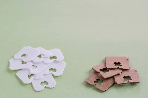 Plastik ve karton kağıt ekmek etiketleri, sürdürülebilir çevre dostu seçenek kavramı