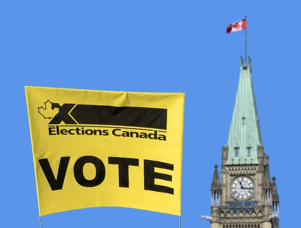Ottawa 'daki Parliament Hill Barış Kulesi ve arka planda mavi gökyüzü ile Kanada Sarı Seçimler imzaladı