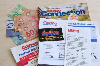 4 Nisan 2025 - Newmarket, Ontario, Kanada: Costco üyelik dergisi ve Kanada nakit para ile yenilenme bildirisi