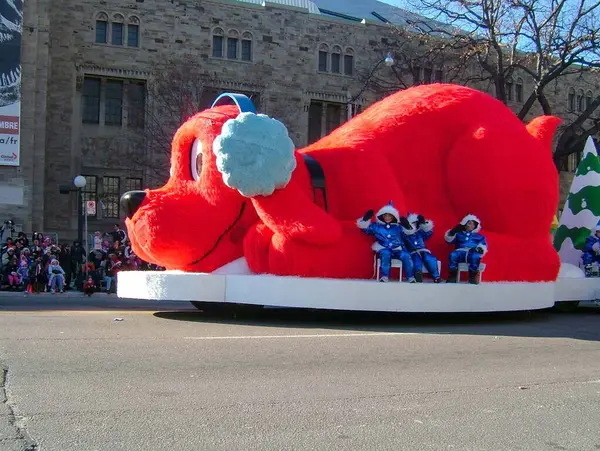 18 Kasım 2007 - Toronto, Ontario, Kanada: Noel Baba Geçidi Büyük Kırmızı Köpek Clifford ile Queen 's Park' taki ROM Royal Ontario Müzesi önünde