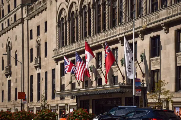 30 Ekim 2022 Toronto, Ontario, Kanada Front Caddesi 'ndeki Fairmont Royal York Oteline giriş