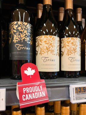 Newmarket, Ontario, Kanada - 9 Nisan 2025: Kırmızı Gururlu Kanadalı Kanadalı süpermarket rafında Kanada şarabı
