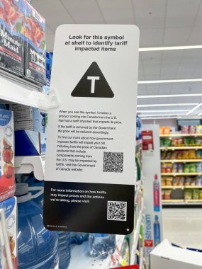 Doğu Gwillimbury, Ontario, Kanada - 20 Mayıs 2025: Alışveriş Marketi rafındaki bir tabela, ticaret savaşı sırasında ABD 'den Kanada' ya gelen ürünler için Tarif 'in etkisiyle ilgili T sembolünü açıklıyor