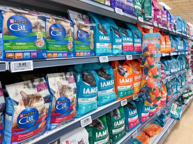 Newmarket, Ontario, Kanada - 20 Mayıs 2025: Real Canadian Superstore 'da paketlenmiş kedi kuru yiyecek rafları 