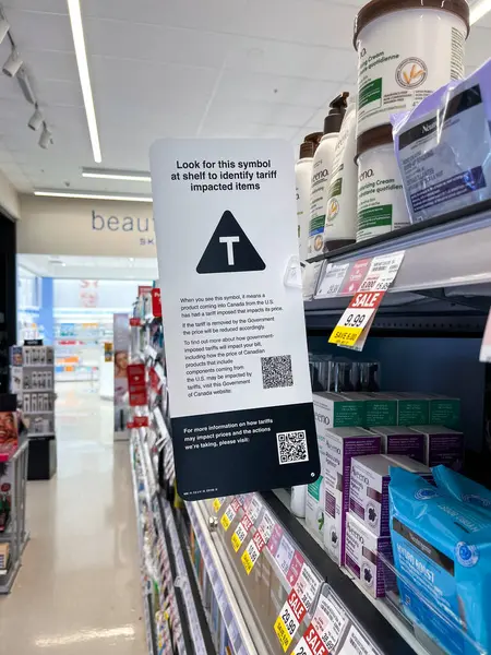 Doğu Gwillimbury, Ontario, Kanada - 20 Mayıs 2025: Alışveriş Marketi rafındaki bir tabela, ticaret savaşı sırasında ABD 'den Kanada' ya gelen ürünler için Tarif 'in etkisiyle ilgili T sembolünü açıklıyor
