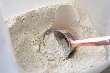 Un kabının içindeki kepçeyi ölçüyorum.