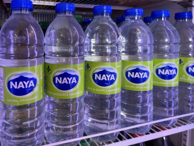 Vaughan, Ontario, Kanada - 28 Temmuz 2025: Naya doğal kaynak suyu