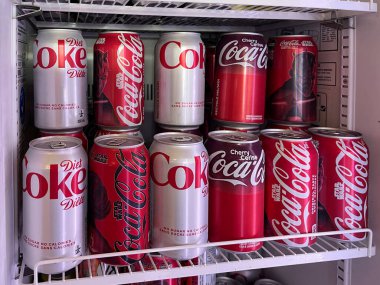 Vaughan, Ontario, Kanada - 28 Temmuz 2025: Çeşitli Coca Cola alüminyum kutuları