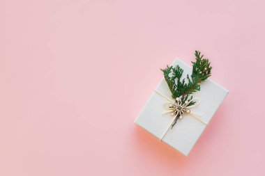 Pastel pembe arka planda minimal noel hediyesi kutusu