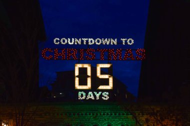 20 Aralık 2022 - Toronto, Ontario, Kanada: Toronto 'nun Damıtma Bölgesi' ndeki Noel Pazarı 'ndaki bir binaya 5 gün içinde Noel tabelasına geri sayım