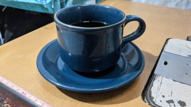 Bir fincan kahve iç.