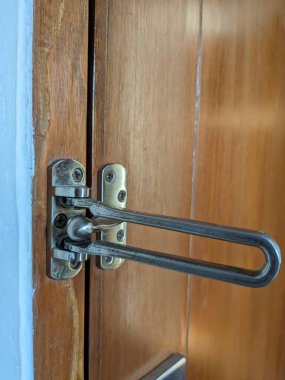 Eski ahşap kapı kolunu kapat.