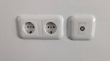 Beyaz duvardaki elektrik prizi