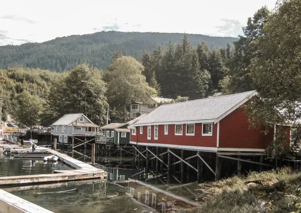 Sakin suların üzerinde dinlenen büyüleyici durgun binaların yer aldığı pitoresk bir sahil köyü. Canlı kırmızı ve yumuşak pastel renkli yapılar bölgenin deniz cazibesini yansıtıyor.. 