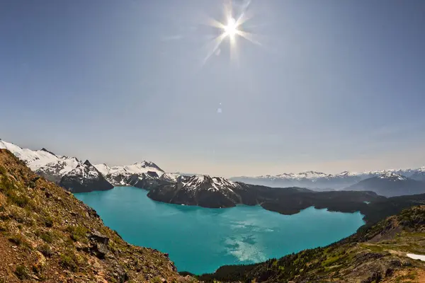 British Columbia 'daki Panorama Sırtı, Garibaldi Gölü' nü, turkuaz sularını, karlı tepeler ve engebeli dağlık arazilerle çevreleyen muhteşem bir manzara sunuyor. Bu ikonik yürüyüş noktası Kanada 'nın el değmemiş doğasının güzelliğini gözler önüne seriyor..
