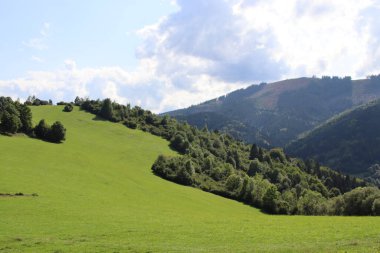 Dağlarda güzel bir manzara.