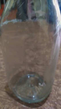 Kahverengi tabanda boş cam şişe, yakın plan..