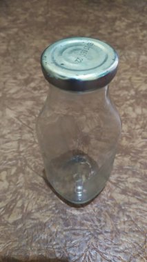 Kahverengi tabanda boş cam şişe, yakın plan..